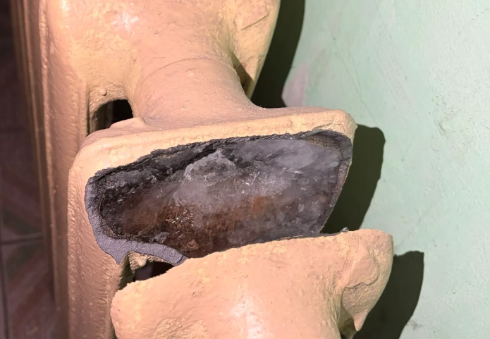 У Києві через відсутність опалення розриває труби, на вікнах квартир з'явився лід